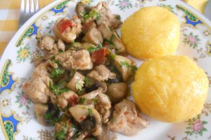 Reteta simpla si delicioasa de tocanita de pui, cu ciuperci si usturoi, la tigaie