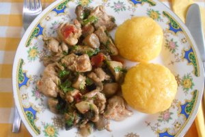 Reteta simpla si delicioasa de tocanita de pui, cu ciuperci si usturoi, la tigaie
