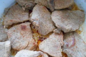 Friptura din pulpa de porc, cu garnitura de ciupercute intregi in sos alb