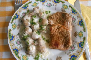 Friptura din pulpa de porc, cu garnitura de ciupercute intregi in sos alb
