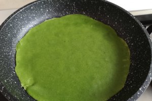 Aperitiv clatite cu spanac si crema de branza