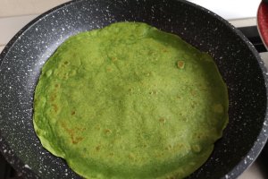 Aperitiv clatite cu spanac si crema de branza