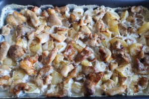 Cartofi cu carne de pui, gratinati la cuptor