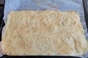 Desert prajitura cu blat de bezea, jeleu de zmeura si iaurt de mango - reteta nr. 700