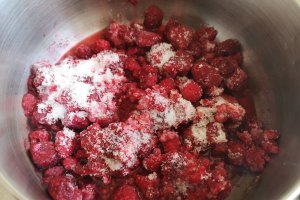 Desert prajitura cu blat de bezea, jeleu de zmeura si iaurt de mango - reteta nr. 700