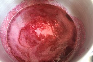 Desert prajitura cu blat de bezea, jeleu de zmeura si iaurt de mango - reteta nr. 700