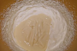 Desert prajitura cu blat de bezea, jeleu de zmeura si iaurt de mango - reteta nr. 700