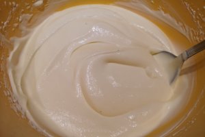 Desert prajitura cu blat de bezea, jeleu de zmeura si iaurt de mango - reteta nr. 700