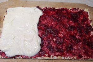 Desert prajitura cu blat de bezea, jeleu de zmeura si iaurt de mango - reteta nr. 700
