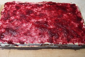 Desert prajitura cu blat de bezea, jeleu de zmeura si iaurt de mango - reteta nr. 700