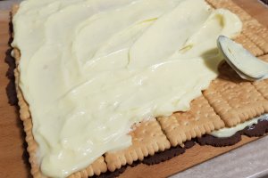 Desert prajitura cu foi de cacao si biscuiti