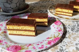 Desert prajitura cu foi de cacao si biscuiti