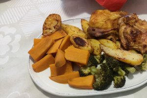 Pulpe de pui dezosate si marinate in bere, gatite la cuptor