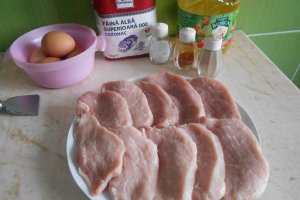 Snitele din carne de porc, cu cartofi natur