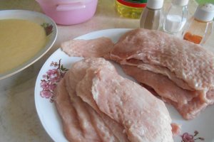 Snitele din carne de porc, cu cartofi natur