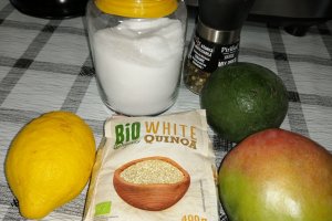 Ardei gras umplut cu quinoa, mango si avocado