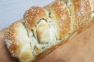 Cozonac cu unt sarat si ceapa verde