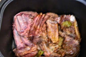 Coaste de caprioara in sos de rosii cu masline la slow cooker Crock-Pot