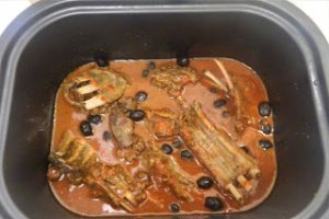 Coaste de caprioara in sos de rosii cu masline la slow cooker Crock-Pot
