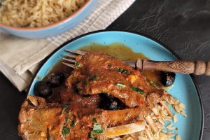 Coaste de caprioara in sos de rosii cu masline la slow cooker Crock-Pot