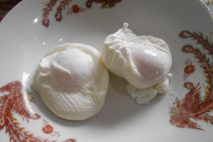 Supa crema de urzici, cu smantana și oua posate