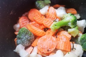 Supa de curcan cu mazare, conopida, broccoli si galuscute