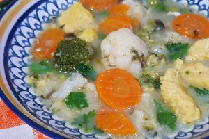 Supa de curcan cu mazare, conopida, broccoli si galuscute