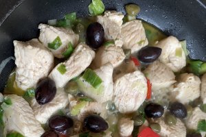 Piept de curcan cu sos de rosii, capere si masline
