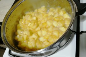 Desert prajitura cu mere caramelizate