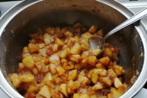Desert prajitura cu mere caramelizate