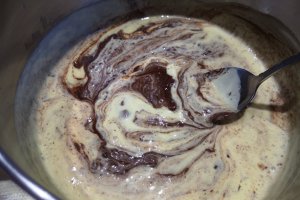Desert prajitura cu caramel, alune, mascarpone si ciocolata