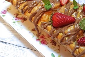 Desert chec cu capsuni si afine si glazura de ciocolata