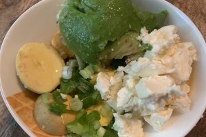 Salata cu oua umplute cu crema de avocado si branza