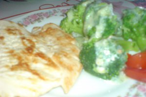 Pui la gratar cu broccoli