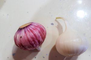 Friptura de ied cu ceapa rosie si usturoi