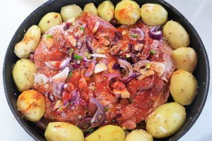 Friptura de ied cu ceapa rosie si usturoi