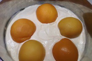 Desert tort cu blat umed, ciocolata si piersici