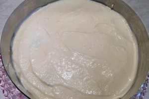Desert tort cu blat umed, ciocolata si piersici