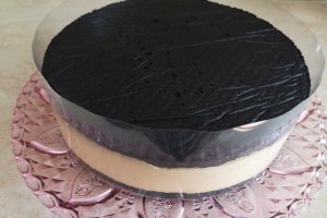 Desert tort cu blat umed, ciocolata si piersici
