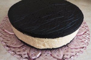 Desert tort cu blat umed, ciocolata si piersici