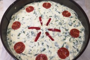 Aperitiv placinta cu branza, spanac si oua de prepelita