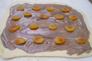 Desert cozonac cu finetti, stafide si caise uscate