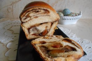 Desert cozonac cu finetti, stafide si caise uscate