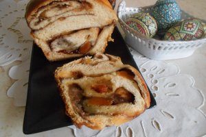 Desert cozonac cu finetti, stafide si caise uscate