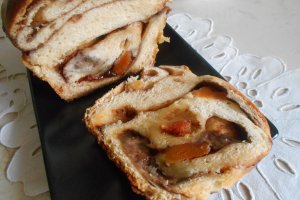 Desert cozonac cu finetti, stafide si caise uscate