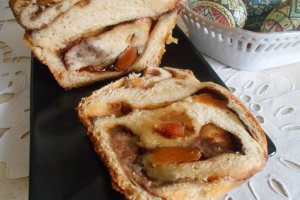 Desert cozonac cu finetti, stafide si caise uscate