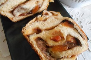 Desert cozonac cu finetti, stafide si caise uscate