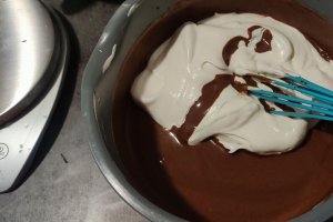Desert tort cu ciocolata alba si cafea