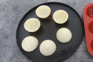 Desert tort cu ciocolata alba si cafea