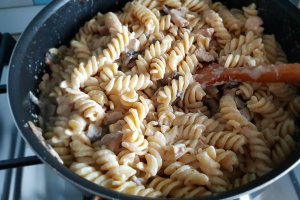 Paste cu pui si ciuperci in sos de smantana